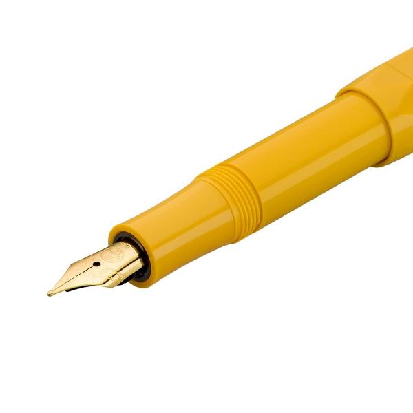 Stiloul din colec&539;ia Kaweco din plastic de înalt&259; calitate îmbin&259; culoarea cald&259; a mierii cu detaliile fine aurii care confer&259; stiloului o not&259; nobil&259;Când este închis stiloul de buzunar m&259;soar&259; doar 105 cm f&259;cându-l înso&539;itorul perfect pentru c&259;l&259;torii Cu capacul la loc cre&537;te pân&259; la o dimensiune normal&259; de 13 cmStiloul este personalizat la alegerea 