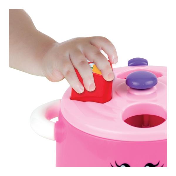 Micutul tau poate descoperi bucuria gatitului cu jucaria Winfun Oala Magica Aceasta include o oala si o tigaie precum si patru forme alimentare care incurajeaza activitatile de sortare si recunoastere a formelor Prin apasarea celor patru butoane interactive copiii invata despre metodele de gatit precum fierberea aburirea prajirea si gatitul la foc mic in timp ce asculta fraze amuzante si educative Butonul de control al temperaturii ofera o experienta realista iar sunetele captivante si 