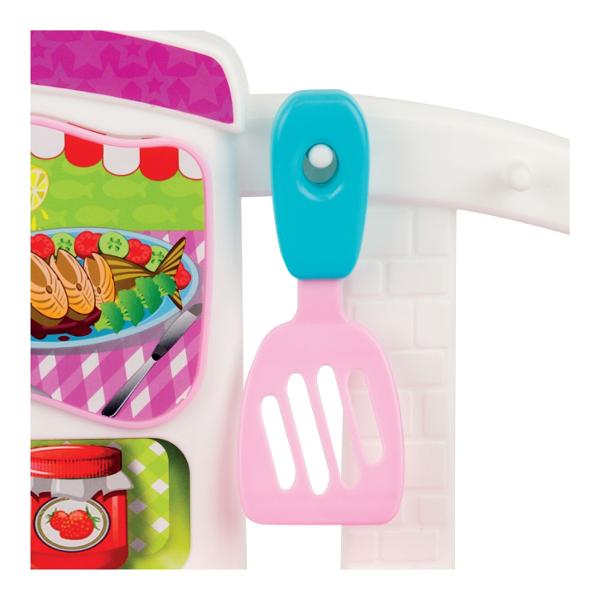 Transforma joaca intr-o adevarata experienta culinara cu bucataria de la Winfun Micutul tau poate deveni propriul bucatar explorand o lume plina de distractie cu accesorii precum cartea de retete si ustensilele incluse Butonul de temperatura activeaza o lumina intermitenta oferind un efect realist care stimuleaza imaginatia Cele trei butoane interactive ajuta la invatarea formelor si tipurilor de alimente in timp ce robinetul de apa reda sunete autentice pentru o experienta captivanta 