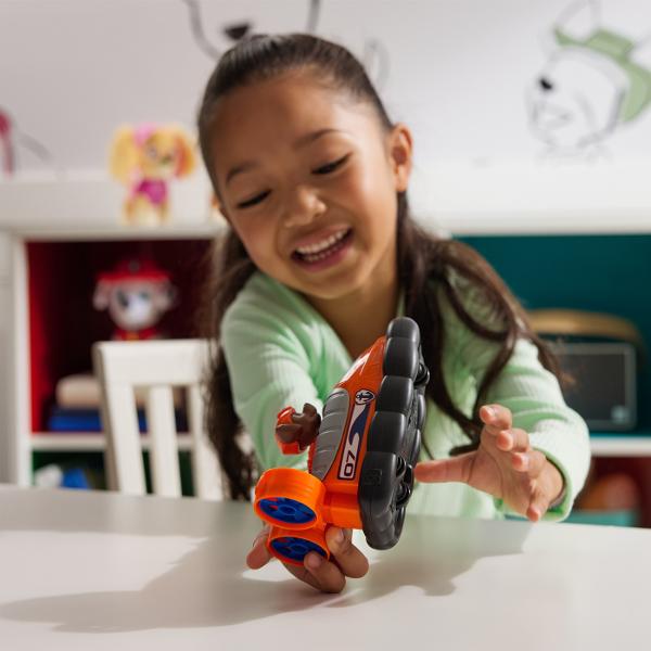 Vehiculele de baza cu functii de actiune mobile individuale si o figurina la bord permit aventurilor din serialul TV Paw Patrol sa traiasca si in camera copiilor Este inclusa o singura figura cu un vehicul Vehiculul si figurina de jucarie sunt in mare parte fabricate din plastic reciclat Chase Skye Marshall Rubble Zuma Everest Tracker si Rocky cu vehiculele lor sunt disponibile individual Toate vehiculele de baza durabilevehiculele de baza includ o figurina de caine care poate fi 