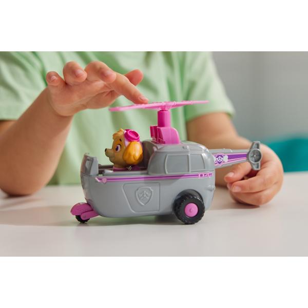 Vehiculele de baza cu functii de actiune mobile individuale si o figurina la bord permit aventurilor din serialul TV Paw Patrol sa traiasca si in camera copiilor Este inclusa o singura figura cu un vehicul Vehiculul si figurina de jucarie sunt in mare parte fabricate din plastic reciclat Chase Skye Marshall Rubble Zuma Everest Tracker si Rocky cu vehiculele lor sunt disponibile individual Toate vehiculele de baza durabilevehiculele de baza includ o figurina de caine care poate fi 