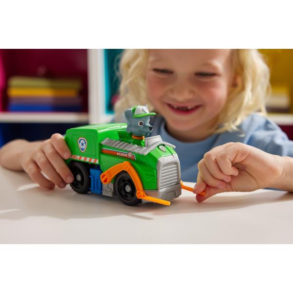 Vehiculele de baza cu functii de actiune mobile individuale si o figurina la bord permit aventurilor din serialul TV Paw Patrol sa traiasca si in camera copiilor Este inclusa o singura figura cu un vehicul Vehiculul si figurina de jucarie sunt in mare parte fabricate din plastic reciclat Chase Skye Marshall Rubble Zuma Everest Tracker si Rocky cu vehiculele lor sunt disponibile individual Toate vehiculele de baza durabilevehiculele de baza includ o figurina de caine care poate fi 