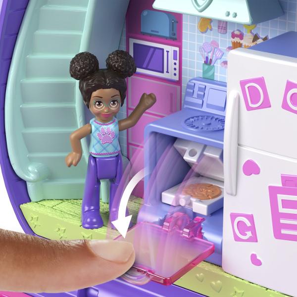 Gentutele Polly Pocket detin lumi mici cu surprize mari in interior pe care fetele si baietii le pot duce oriunde Fiecare jucarie portabila prezinta la exterior o forma adorabila de animal cu un detaliu de joaca interactiv cei mici pot combina accesoriile pentru a ingriji animalul de cate ori doresc Cand au terminat de decorat exteriorul copiii pot deschide carcasa pentru a dezvalui o papusa mai multe functii de joaca din mers si mai mult de 10 accesorii Arunca o petrecere de pijama pentru 