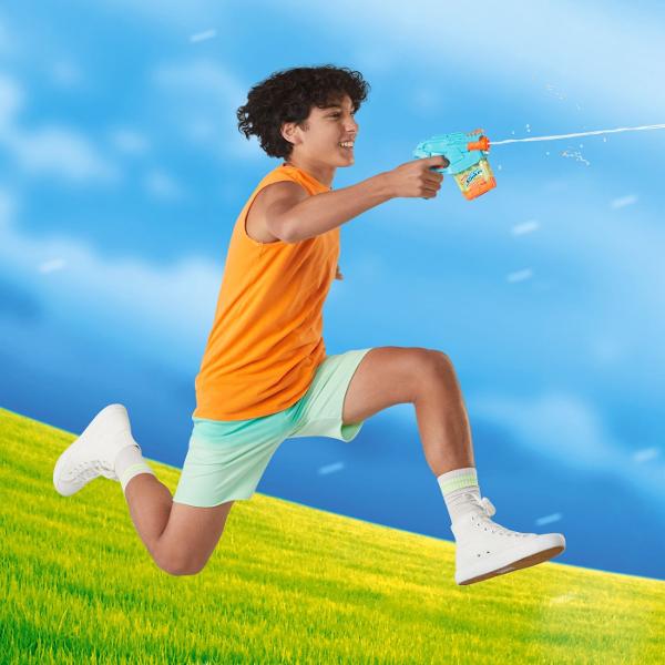 Blasterul cu apa Nerf Super Soaker Dunk-Fill Mini are un rezervor cu umplere instantanee astfel incat esti gata sa te lansezi pe suvoaie de distractie Designul inovator al rezervorului permite umplere super rapida pur si simplu scufunda-l si da drumul distractiei Nimic complicat doar scufunda rezervorul in apa si priveste cum se umple rapid Rezervorul transparent are capacitate de 100 ml Scufunda rezervorul in apa si esti gata pentru jocuri cu apa in aer liber intr-o clipa Apasa 