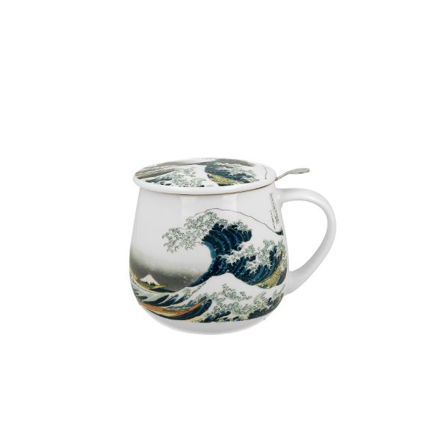 Can&259; cu infuzor MARELE VAL inspirat&259; de K Hokusai  parte a seriei Japan Collection  realizat&259; din por&539;elan de calitate superioara caracterizat printr-o culoare alb-crem natural&259; cu o str&259;lucire delicat&259; &537;i o rezisten&539;&259; &537;i durabilitate excep&539;ionaleCana este decorat&259; cu un fragment din xilogravura  „ Marele 