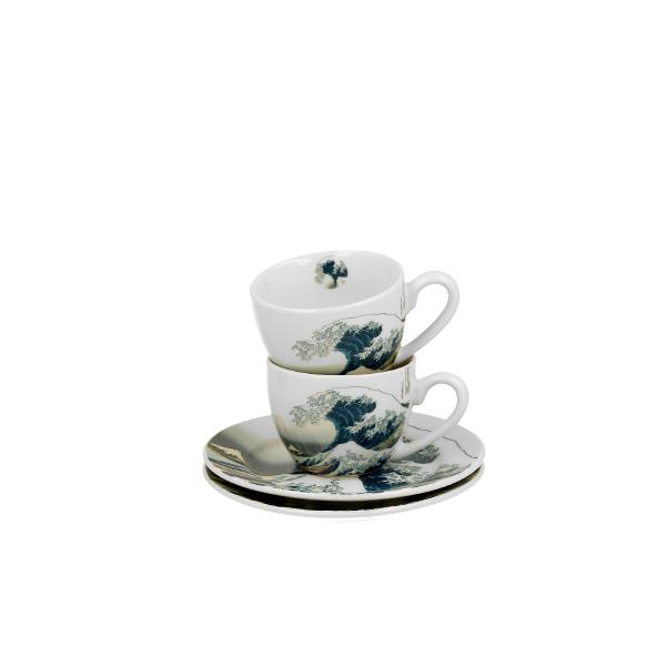 Set cu dou&259; ce&537;ti de espresso cu farfurioara THE GREAT WAVE inspirate de HOKUSAI  parte a seriei Art Gallery  realizate din por&539;elan de calitate superioar&259; caracterizat printr-o culoare alb-crem elegant&259; &537;i natural&259; cu o str&259;lucire delicat&259; precum &537;i o durabilitate excep&539;ional&259;Culorile armonioase &537;i calme de bleumarin &537;i albastru deschis 