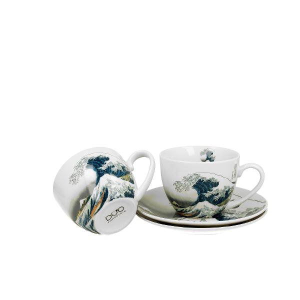 Set cu dou&259; ce&537;ti &537;i farfurioare&nbsp;&nbsp;MARELE VAL inspirat de K Hokusai&nbsp;&nbsp;parte a seriei&nbsp;Art Gallery&nbsp; realizat din por&539;elan de calitate superioar&259; caracterizat printr-o culoare alb-crem elegant&259; &537;i natural&259; cu o str&259;lucire delicat&259; precum &537;i o durabilitate excep&539;ional&259;Setul este decorat cu un fragment din 