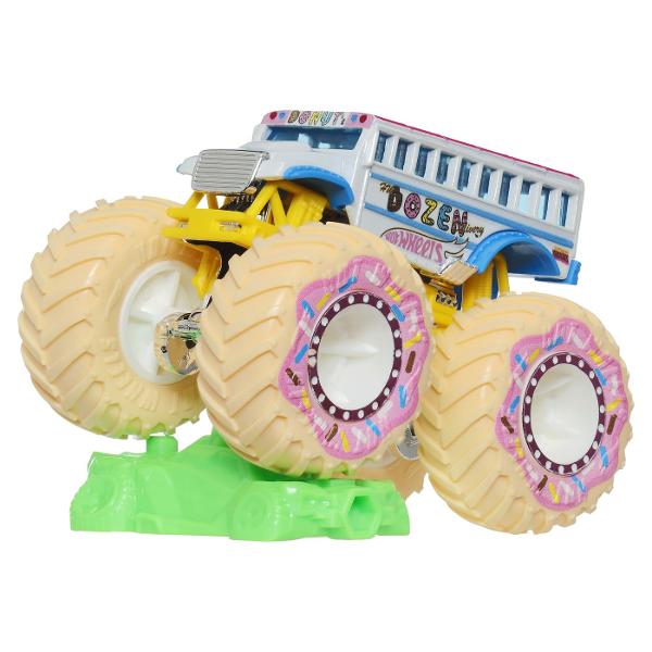 Colectioneaza masinutele Hot Wheeels gigantice pentru numeroase cascadorii Striviti competitia cu masinuta de baza 164 are motoare puternice de frecare si actiuni feroce pe roti acesti monstri sunt de neoprit Fiecare se vinde separat in functie de disponibilitate Culorile si decoratiunile pot varia Acest pachet contine personajul Dozen Delivery