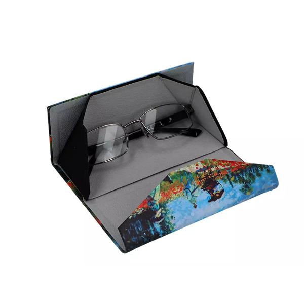 Toc pliabil pentru ochelari – Design Monet 16 cmPoart&259; cu tine o buc&259;&539;ic&259; de art&259; impresionist&259; Acest toc pliabil pentru ochelari inspirat de capodoperele lui Claude Monet este combina&539;ia perfect&259; între elegan&539;&259; artistic&259; &537;i 