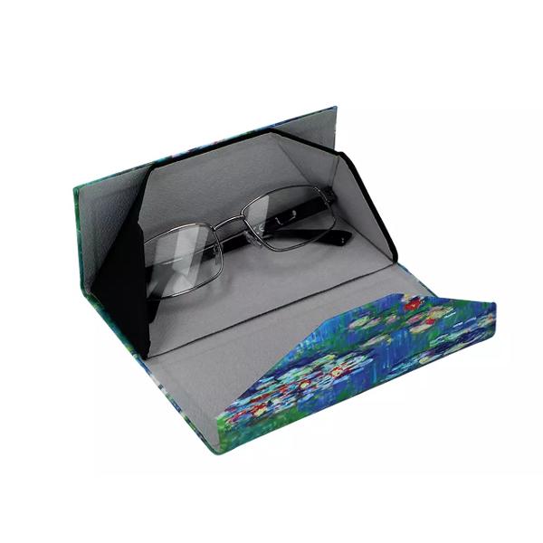 Toc pliabil pentru ochelari – Design Monet – Nuferi 16 cmPoart&259; cu tine o buc&259;&539;ic&259; de art&259; impresionist&259; Acest toc pliabil pentru ochelari inspirat de capodopera Nuferi a lui Claude Monet este combina&539;ia 