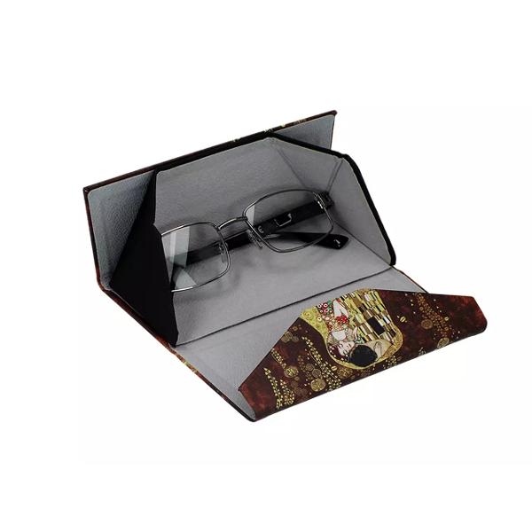 Toc pliabil pentru ochelari – Klimt – S&259;rutul 16 cmElegan&539;&259; atemporal&259; într-un format compact Acest toc pliabil pentru ochelari decorat cu celebra oper&259; S&259;rutul de Gustav Klimt îmbin&259; rafinamentul 