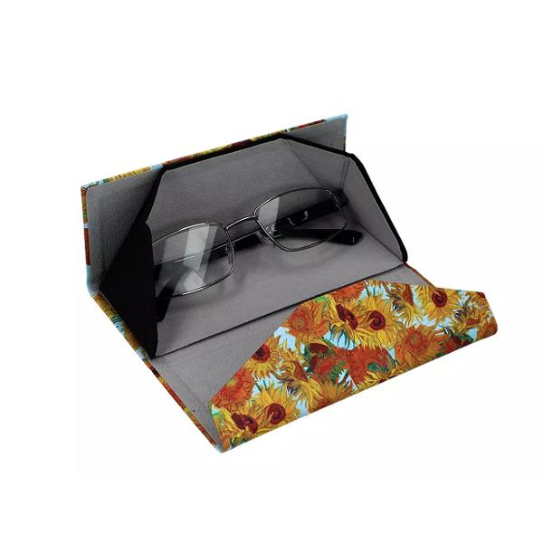 Toc pliabil pentru ochelari – Design Van Gogh – Floarea-soarelui 16 cmInspirat de una dintre cele mai emblematice opere ale lui Vincent van Gogh acest toc pliabil aduce un strop de culoare &537;i rafinament în via&539;a de zi cu zi Cu un design compact &537;i inteligent se pliaz&259; 