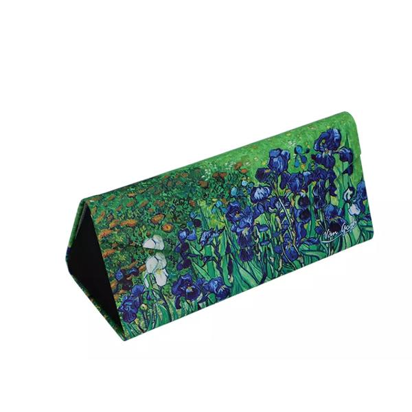 Toc pliabil pentru ochelari – Design Van Gogh – Iris 16 cmR&259;sfa&539;&259;-&539;i ochelarii cu un toc inspirat din art&259; Acest toc pliabil decorat cu delicatul tablou Iris de Vincent van Gogh este alegerea perfect&259; pentru cei care 