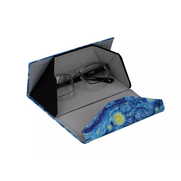 Toc pliabil pentru ochelari – Design Van Gogh – Noapte înstelat&259; 16 cmElegant practic &537;i artistic – acest toc pliabil pentru ochelari este accesoriul ideal pentru iubitorii de design &537;i func&539;ionalitate Decorat cu celebra oper&259; em data-start313 