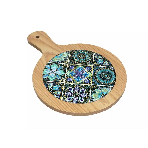 Toc&259;tor din lemn cu inser&539;ie ceramic&259; &ndash; Design de inspira&539;ie mediteranean&259; 18x30 cmAdaug&259; un strop de rafinament buc&259;t&259;riei tale cu acest toc&259;tor din lemn natural completat de o inser&539;ie ceramic&259; decorativ&259; cu motive mediteraneene Perfect at&acirc;t pentru t&259;iat c&acirc;t &537;i 
