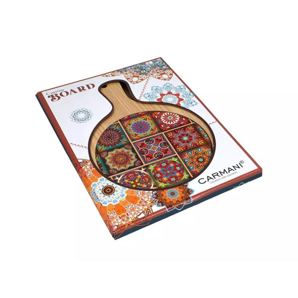 Toc&259;tor din lemn cu inser&539;ie ceramic&259; – Design de inspira&539;ie mediteranean&259; 18x30 cmAdaug&259; un strop de rafinament buc&259;t&259;riei tale cu acest toc&259;tor din lemn natural completat de o inser&539;ie ceramic&259; decorativ&259; cu motive mediteraneene Perfect atât pentru t&259;iat cât &537;i 