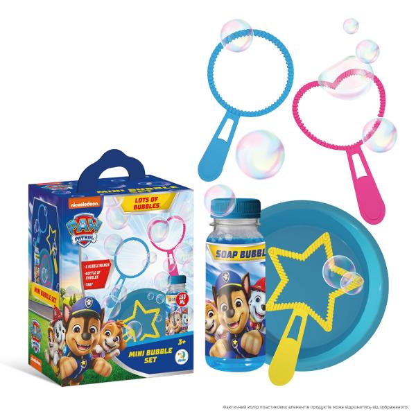 Set mini de baloane de sapun 150 ml Patrula Catelusilor Copiii pur si simplu adora sa se joace cu aceste bule care le aduc o distractie si o bucurie incredibile Lasati-i pe cei mici sa se cufunde in lumea minunata a jocului cu baloanele de sapun Patrula Catelusilor si vedeti-i cum se distreaza si zambesc Turnati o cantitate mica de solutie intr-un bol Introduceti complet bagheta de suflare in lichid Ridicati incet bagheta asigurandu-va ca membrana solutiei de sapun este intinsa peste 