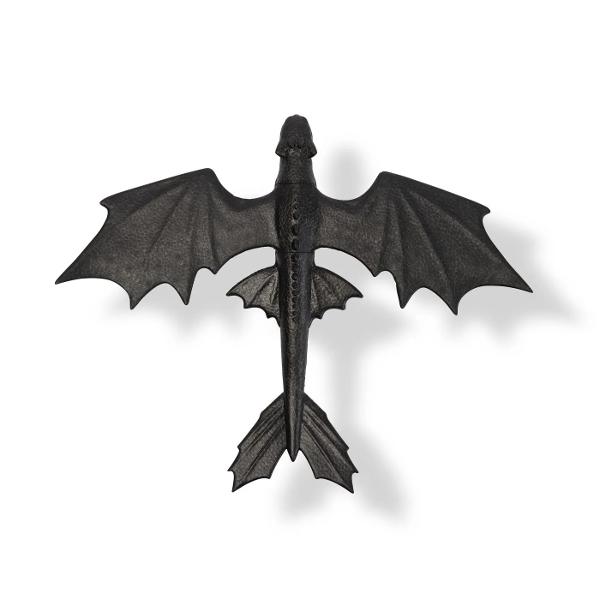Lanseaza-l pe dragon intr-un zbor spectaculos cu acest planor inspirat din universul How to Train Your Dragon Cu o anvergura a aripilor de 38 cm Poate plana pana la 76 metri  Usor de lansat si ideal pentru joaca in aer liber acest zburator este perfect pentru copiii care viseaza sa devina calareti de dragoni Anvergura aripi 38 cm Planeaza pana la 762 cm Usor de utilizat ideal pentru exterior