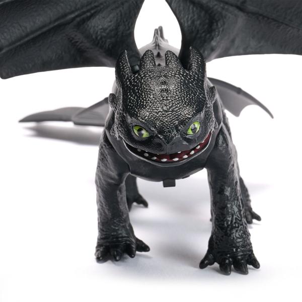 Adauga in colectia ta indragitele figurine cu dragoni din How to Train Your Dragon Figurinele au cap si aripi mobile fiind perfecte pentru joaca interactiva si aventuri imaginative alaturi de ceilalti dragoni din universul lor Design detaliat inspirat din film Acestia sunt acum gata de actiune Figurinele au aripi mobile si un design realist ideale pentru a recrea lupte aeriene sau pentru colectionare Aripi mobile pentru miscare dinamica Detalii impresionante si culori vii Paseste in 