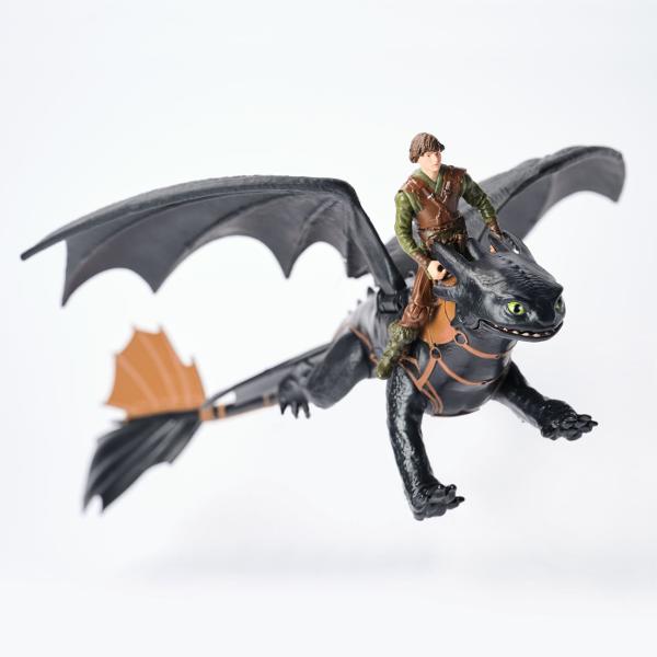 Adauga in colectia ta indragita figurina din How to Train Your Dragon Este un cadou perfect Este recomandata pentru joaca interactiva si aventuri imaginative alaturi de ceilalti dragoni din universul lor Design detaliat inspirat din film Acestia sunt acum gata de actiune Figurina este ideala pentru a recrea lupte aeriene sau pentru colectionare Aripi mobile pentru miscare dinamica Detalii impresionante si culori vii Cufunda-te in lumea legendara a filmului Cum sa-ti dresezi dragonul cu 