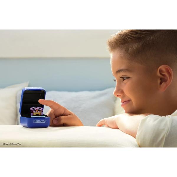 Exploreaza lumea Disney ca niciodata pana acum cu Bitzee Disney Personajele Bitzee Disney raspund la glisari inclinari si atingeri cu sunete si reactii dragute la fiecare interactiune In interiorul capsulei Bitzee colectioneaza 30 de personaje emblematice si experimenteaza prietenii clasici Pixar si noii prieteni Disney toate intr-un singur loc Pe masura ce interactionezi si te joci umple contorul de stele si castiga Stele de dorinta pentru a atrage mai multe personaje Rasfoieste 