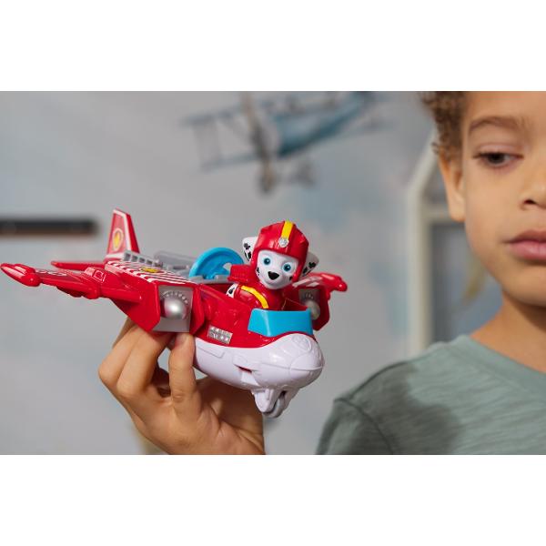 Zboara in actiune cu Air Rescue Skye si jucaria ei de salvare din incendii avionul Hero Claw Cand este timpul pentru o misiune de salvare plina de actiune blocheaza picioarele lui Skye in pozitie in cabina de pilotaj inainte de a decola in misiunea ta Salveaza-ti iepurasul de jucarie apasand un buton de pe avion pentru a extinde gheara apoi prinde iepurasul cu cosul de salvare si du-l in siguranta Skye are o inaltime de peste 5 cm si este echipata cu jacheta si casca de zbor de culoare roz 