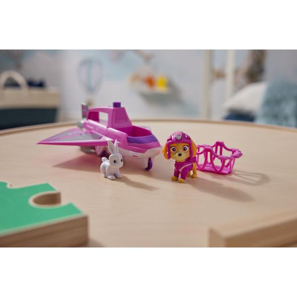Zboara in actiune cu Air Rescue Skye si jucaria ei de salvare din incendii avionul Hero Claw Cand este timpul pentru o misiune de salvare plina de actiune blocheaza picioarele lui Skye in pozitie in cabina de pilotaj inainte de a decola in misiunea ta Salveaza-ti iepurasul de jucarie apasand un buton de pe avion pentru a extinde gheara apoi prinde iepurasul cu cosul de salvare si du-l in siguranta Skye are o inaltime de peste 5 cm si este echipata cu jacheta si casca de zbor de culoare roz 