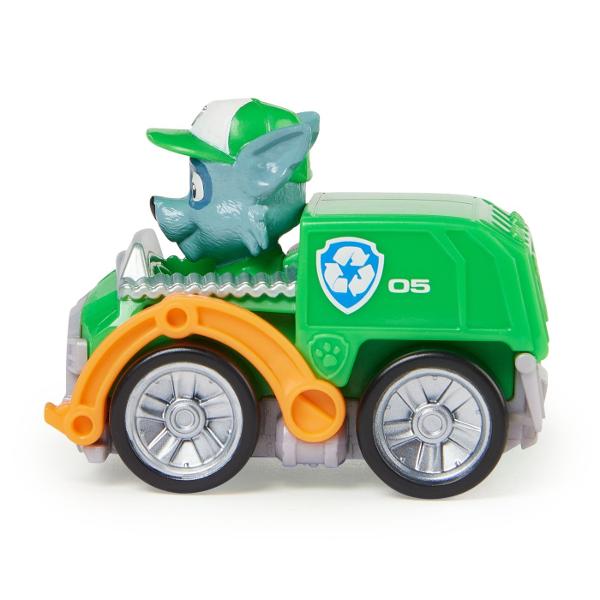Alearga spre misiunea de salvare cu pilotii din Patrula catelusilor Pup Squad Racers Fiecare masina de curse Pup Squad masoara 63 cm lungime si 5 cm inaltime astfel incat se potrivesc perfect in palma sau in buzunar fiind jucariile de dimensiuni perfecte pe care copiii le pot lua cu ei oriunde Fiecare catel din Patrula catelusilor este imbracat in uniforma autentica din filmul Patrula catelusilor cu urechile date pe spate astfel incat sa para ca alearga cu viteza maxima la fel ca in 