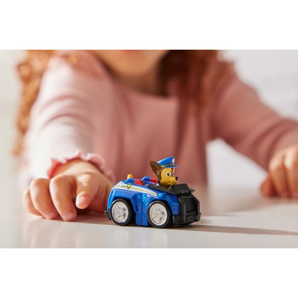 Alearga spre misiunea de salvare cu pilotii din Patrula catelusilor Pup Squad Racers Fiecare masina de curse Pup Squad masoara 63 cm lungime si 5 cm inaltime astfel incat se potrivesc perfect in palma sau in buzunar fiind jucariile de dimensiuni perfecte pe care copiii le pot lua cu ei oriunde Fiecare catel din Patrula catelusilor este imbracat in uniforma autentica din filmul Patrula catelusilor cu urechile date pe spate astfel incat sa para ca alearga cu viteza maxima la fel ca in 