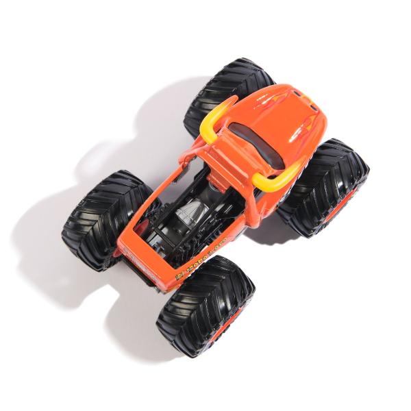 Masina oficiala a spectacolului Monster Jam Un vehicul hiper detaliat fidel eroilor spectacolului cu un aspect agresiv si suspensii realiste pentru a face cascadoriile intr-un mod cat mai spectaculos Macheta este metalica si foarte bine realizata Foarte rezistenta Monster Jam ofera mai multe detalii si grafica decat oricand Cu anvelopele oficiale BKT jante cromate stilizate si un sasiu autentic cu detalii cromate acest camion monstru intruchipeaza stilul si volanul omologului sau din 