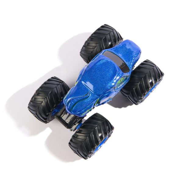 Masina oficiala a spectacolului Monster Jam Un vehicul hiper detaliat fidel eroilor spectacolului cu un aspect agresiv si suspensii realiste pentru a face cascadoriile intr-un mod cat mai spectaculos Macheta este metalica si foarte bine realizata Foarte rezistenta Monster Jam ofera mai multe detalii si grafica decat oricand Cu anvelopele oficiale BKT jante cromate stilizate si un sasiu autentic cu detalii cromate acest camion monstru intruchipeaza stilul si volanul omologului sau din 