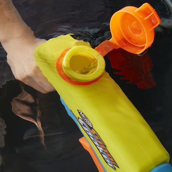 Valuri de apa Blasterul de apa Nerf Super Soaker Wave Spray dezlantuie un val de apa care urca si coboara intr-o miscare ondulata si racoroasa Duza se misca pe masura ce pompezi blasterul creand un val uluitor care uda pe toata lumea in jocuri distractive in aer liber Iesi la distractie in curte cu blasterul cu apa Nerf Super Soaker Wave Spray Este un cadou grozav pentru baietii si fetele de 6 ani si creeaza valuri de distractie pentru adolescenti si adulti Usor de folosit Umple 