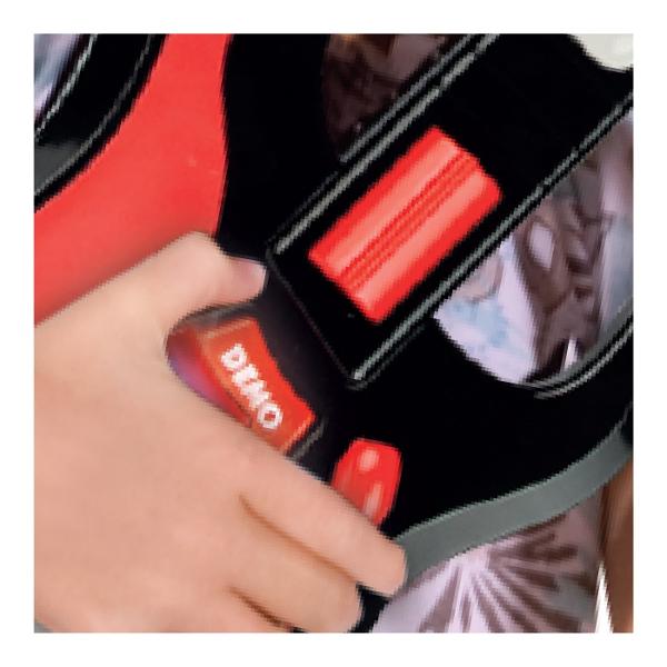 Chitara de la Winfun este o jucarie muzicala captivanta pentru cei mici dotata cu 8 clape care produc sunete amuzante si efecte sonore Copiii vor putea sa se distreze cu diverse melodii preinregistrate care stimuleaza ritmul si auzul Aceasta jucarie este perfecta pentru a incuraja dezvoltarea simtului muzical al celor mici oferindu-le o experienta de joc interactiva si creativa Cu sunete vesele si design colorat chitara va capta atentia copiilor si ii va incuraja sa exploreze ritmuri si 