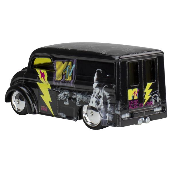 Adauga un stil de mare viteza colectiei tale Hot Wheels cu Hot Wheels Cars - Celebrations  Aceste obiecte de colectie Hot Wheels de cultura pop sunt un must-have pentru orice pasionat de masini turnate sub presiune Fiecare masina din colectie are detalii complicate design atragator si culori indraznete care cu siguranta vor impresiona Fie ca esti un fan Hot Wheels de mult timp sau doar iti incepi colectia aceste masini Celebrations sunt perfecte pentru curse expuse sau tranzactionare cu 