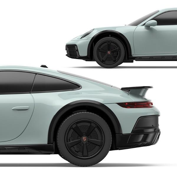 Copilul dumneavoastra se poate juca in voie cu masina cu telecomanda Porsche 911 DAKAR scara 1 la 24 oferita de brandul international Rastar Nicio cursa nu este imposibil de castigat cu acesta masinuta replica oficiala cu licenta a modelului original construita cu mare atentie la detalii Masinuta are proportiile ideale pentru momente pline de distractie si amuzament Masinuta functioneaza pe frecventa de 24GAlimentarea se face astfel  pentru masinuta sunt necesare 3 baterii tip AA  iar 