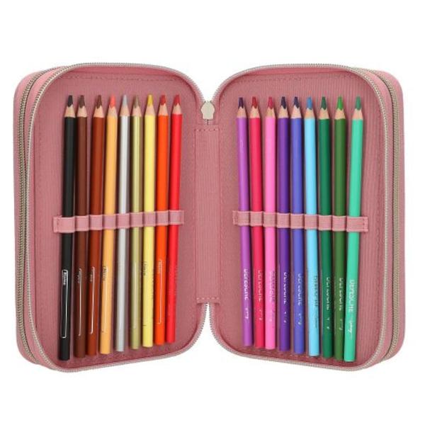 Pentru fanii cailor partea din fata a acestui penar de la Miss Melody are un design ponytastic cu doua capete de cai si o inchidere decorativa aurie care aminteste de un capastru Cu piele artificiala maro pe lateral si un pandantiv impletit atarnat de glisorul cu fermoarCele trei compartimente separate sunt umplute cu 18 creioane colorate si 18 carioci 2 creioane un ascutitor de creioane o guma de sters o rigla un betisor de lipici foarfece si o husa mica cu inchidere cu 