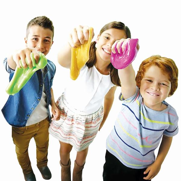 O noua pasiune zaharoasa Amesteca creeaza decoreaza fa poze si stoarce-le Conceput pentru cea mai virala tendinta slimy de pe internet Deveniti un adevarat bucatar Amesteca diferite ingrediente Slimy si creeaza bunatati care arata exact ca cele reale Decoreaza-le asa cum iti place Fa poze Inregistreaza-l Impartaseste-o cu cei dragi Tine-l sau strange-l pentru a face cel mai cremos si mai special Slimy Pachetul contine 8 borcanase diferite de slime