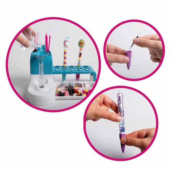 Acest set creativ ofera o modalitate distractiva de a-ti petrece timpul creand o multime de pixuri colorate si decorate Acesta permite copiilor sa isi creeze si sa isi personalizeze propriile stilouri cu o varietate de accesorii si decoratiuni O statie de lucru la indemana si un set bogat de instrumente sprijina activitatile de joaca avand rezultate uimitoare Acest studio de creatie nu numai ca incurajeaza creativitatea ci si dezvolta abilitatile practice si cognitive ale copiilor 