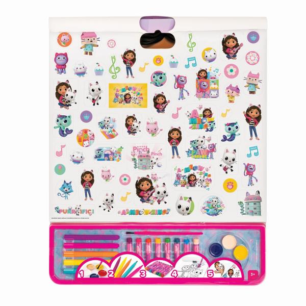 Un set cu tot ce ai nevoie pentru a explora lumea fantastica a lui Gabby aducandu-i viata prin desenele tale Alege o culoare din creioane colorate sau amesteca acuarelele dorite si coloreaza diverse scene din viata ei Pentru un rezultat mai impresionant adauga stickere iar rezultatul te va uimi Fiecare copil are un mic artist in el Fiecare set include1 bloc de 25 de pagini preimprimate cu desene ale fiecarui erou 5 acuarele 5 markere 1 pensula 8 creioane colorate 1 foaie de 