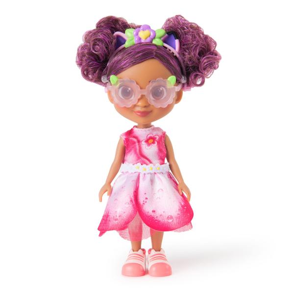 Intra in lumea magica a filmului Gabby&39s Dollhouse cu papusa cu accesorii Imbracata intr-o rochita roz stralucitoare si accesorizata cu o bentita adorabila cu urechi de pisicuta Gabby este gata pentru cele mai frumoase aventuri de gradina Papusa include si accesorii tematice precum o pereche de pantofi si un bol decorativ oferind copiilor ocazia sa creeze scenarii pline de farmec si distractie Perfecta pentru micii fani ai serialului si filmului Gabby&rsquos Dollhouse aceasta 