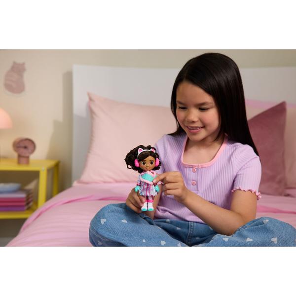 Intra in lumea magica a filmului Gabby&39s Dollhouse cu papusa cu accesorii Imbracata intr-o rochita roz stralucitoare si accesorizata cu o bentita adorabila cu urechi de pisicuta Gabby este gata pentru cele mai frumoase aventuri de gradina Papusa include si accesorii tematice precum o pereche de pantofi si un bol decorativ oferind copiilor ocazia sa creeze scenarii pline de farmec si distractie Perfecta pentru micii fani ai serialului si filmului Gabby&rsquos Dollhouse aceasta 