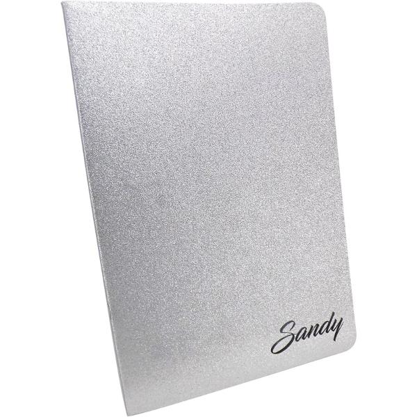 Caiet A4 Velin Colectia Sandy &ndash; Libertate Creativa si Stralucire Premium 80gmp&nbsp;Indrazneste sa creezi fara limite intr-un decor sclipitor Caietul A4 velin din colectia Sandy este alegerea perfecta pentru elevele care au nevoie de un spatiu liber pentru schite diagrame sau notite creative totul intr-un ambalaj plin de magie Cu o coperta fascinanta ce reflecta lumina prin aplicatiile de sclipici glitter acest caiet transforma orice proiect intr-o activitate 