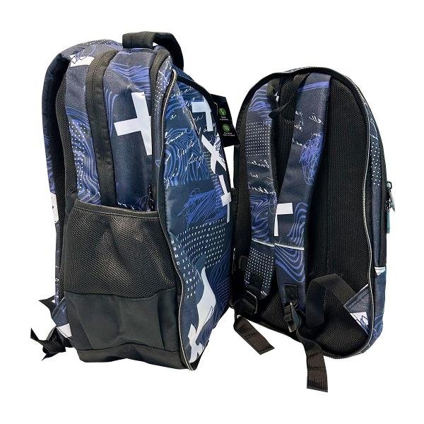 Acest ghiozdan usor este proiectat anatomic si realizat dintr-un material impermeabil Confortul este asigurat de spatele buretat respirabil si ergonomic alaturi de bretelele ajustabile si buretate echipate cu o catarama pe piept pentru o fixare sigura si confortabila Aceasta catarama include si un fluier integrat util in situatii de urgentaCaracteristici specialeGhiozdanul poate fi complet separat in doua rucsacuri independente diferite ca 