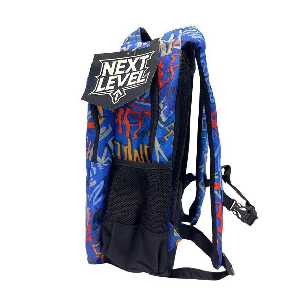 Ghiozdanul este proiectat pentru a oferi confort si functionalitate maxima fiind realizat din materiale impermeabile si avand o forma anatomica Spatele este buretat respirabil si ergonomic iar bretelele sunt ajustabile si buretate pentru un transport confortabil Acestea se pot fixa cu o catarama pe piept care include si un fluier integrat pentru situatii de urgentaCompartimentare si organizareDoua compartimente principale cu fermoar incluzand 