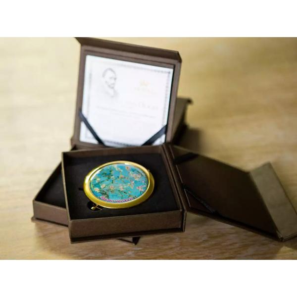 Un accesoriu delicat care aduce farmecul artei direct în geanta ta Aceast&259; oglind&259; de buzunar decorat&259; cu motive inspirate din celebra lucrare Almond Blossoms a lui Vincent van Gogh combin&259; utilitatea cu rafinamentul artistic Fiecare detaliu eman&259; elegan&539;&259; este compact&259; ambalat&259; cu bun-gust &537;i creat&259; cu grij&259; în Polonia; ideal&259; pentru retu&537;&259;ri rapide în timpul 