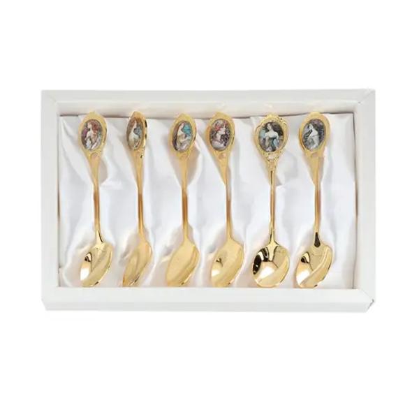 Adaug&259; o not&259; de art&259; rafinat&259; la fiecare moment al ceaiului sau cafelei cu acest set de linguri&539;e aurii inspirat din celebrele opere ale lui Alfons Mucha Fiecare linguri&539;&259; este lucrat&259; cu aten&539;ie combinând o&539;elul inoxidabil placat cu aur de 24 k &537;i detalii ceramice elegante fiind ambalate într-o cutie alb&259; sofisticat&259;strong 