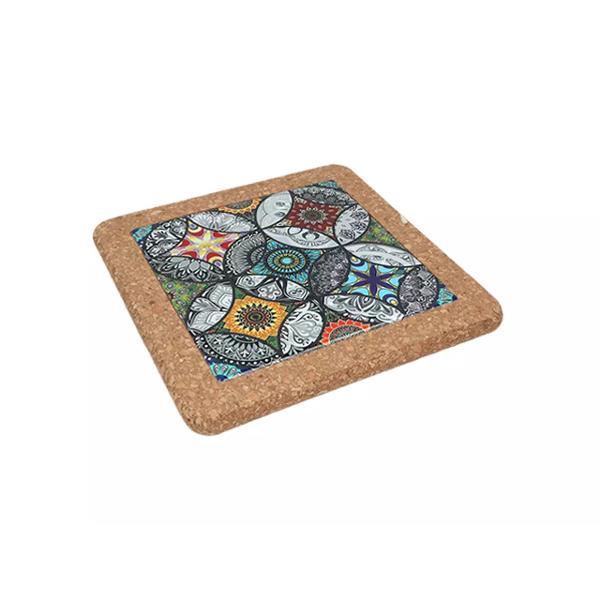 Un accesoriu practic &537;i elegant care adaug&259; un plus de stil &icirc;n orice buc&259;t&259;rie Realizat din ceramic&259; decorativ&259; de calitate &537;i baz&259; din plut&259; natural&259; acest suport protejeaz&259; mesele &537;i blaturile de temperaturile ridicate &icirc;n timp ce ofer&259; o not&259; de rafinamentp 