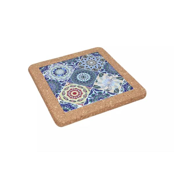 Un accesoriu practic &537;i elegant care adaug&259; un plus de stil în orice buc&259;t&259;rie Realizat din ceramic&259; decorativ&259; de calitate &537;i baz&259; din plut&259; natural&259; acest suport protejeaz&259; mesele &537;i blaturile de temperaturile ridicate în timp ce ofer&259; o not&259; de rafinamentp 