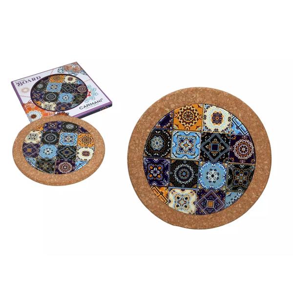 Un accesoriu practic &537;i elegant care adaug&259; un plus de stil în orice buc&259;t&259;rie Realizat din ceramic&259; decorativ&259; de calitate &537;i baz&259; din plut&259; natural&259; acest suport protejeaz&259; mesele &537;i blaturile de temperaturile ridicate în timp ce ofer&259; o not&259; de rafinamentp 