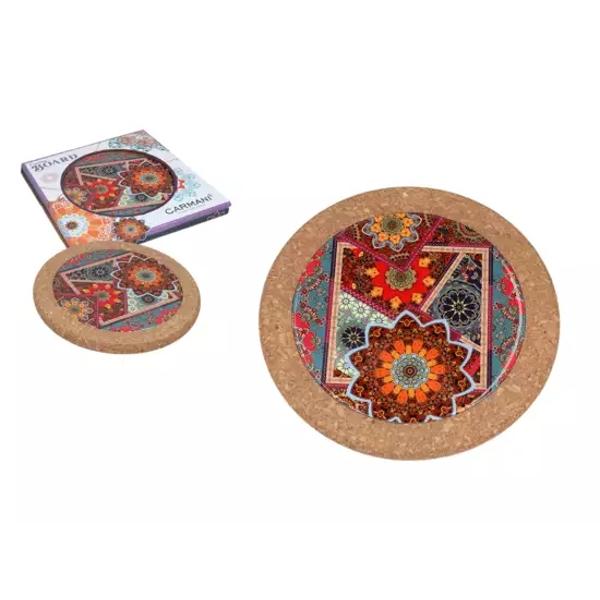 Un accesoriu practic &537;i elegant care adaug&259; un plus de stil în orice buc&259;t&259;rie Realizat din ceramic&259; decorativ&259; de calitate &537;i baz&259; din plut&259; natural&259; acest suport protejeaz&259; mesele &537;i blaturile de temperaturile ridicate în timp ce ofer&259; o not&259; de rafinamentp 